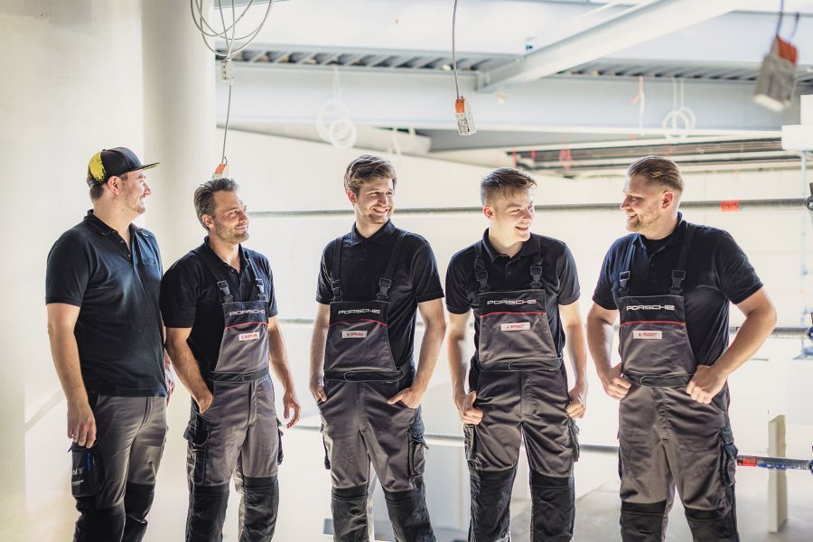 Mitarbeiterinnen und Mitarbeiter des Porsche Zentrum Lüneburg.